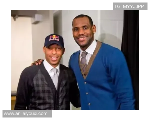 精美陶瓷足球球星摆件展现运动之美打造独特球迷收藏精品